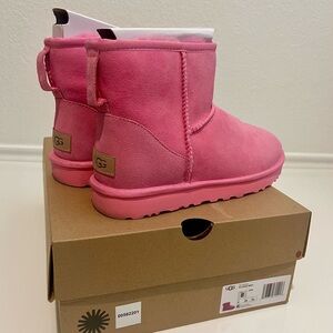 Women UGG Classic Mini II in Pink, Size 8